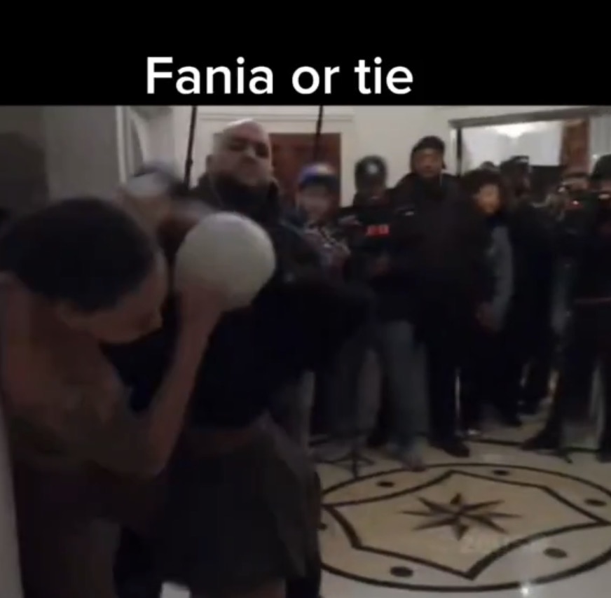 uncheckables's tweet photo. @Noeking15Noe bitch talking abt fania or tie while she in a headlock girl SHABYE, over here playing with the slowmo feature 😭😭 https://t.co/WgSK6sem03