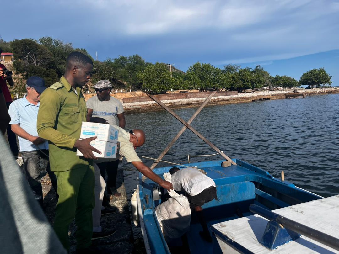 Continuamos trabajando en la asistencia alimentaria a asentamientos aislados por la crecida de ríos y el colapso de las vías de acceso tras  intensas lluvias en #SantiagoDeCuba. Hoy se enviaron suministros por vía marítima a la comunidad 13 de Agosto, limítrofe con Guantánamo.