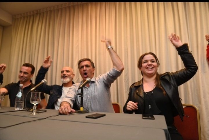 Dirigentes de <a href="/Newells/">Newell’s Old Boys</a>. Renuncien. No le tomen mas el pelo a la gente. No se burlen de los socios. QUIEREN COBRAR BONO ANTIESTATUTARIO. No inciten a la violencia. No sean tan caraduras. LES  QUEDO ENORME EL CLUB!!!!... enorme. VAYANSE YA A SU CASA y CONSIGAN UN EMPLEO HONESTO.