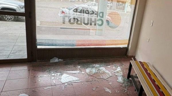 AnaClaraRomer's tweet photo. Romper un vidrio o arruinar un cartel no va a poder contra nuestras convicciones.

Lo que ocurrió anoche en el nuevo local de @Despiertachubut no es solo un ataque material: es una muestra más de la intolerancia que todavía tenemos que erradicar para construir una provincia mejor.

Vamos a seguir defendiendo a Chubut con responsabilidad, trabajo y respeto. No hay lugar para la violencia, ni para quienes creen que dañando lo ajeno van a frenar un proyecto que busca cumplir con la palabra y generar oportunidades reales para todos los chubutenses.

El futuro se construye con hechos, con resultados y con diálogo, no con agresiones. 
No vamos al volver al pasado.

Tenemos la responsabilidad y el orgullo de seguir despertando a una provincia que quiere vivir en paz, mirar hacia adelante y seguir trabajando juntos, como iguales, por una democracia más fuerte.