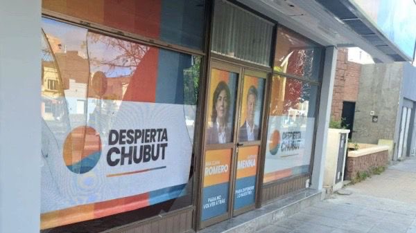 AnaClaraRomer's tweet photo. Romper un vidrio o arruinar un cartel no va a poder contra nuestras convicciones.

Lo que ocurrió anoche en el nuevo local de @Despiertachubut no es solo un ataque material: es una muestra más de la intolerancia que todavía tenemos que erradicar para construir una provincia mejor.

Vamos a seguir defendiendo a Chubut con responsabilidad, trabajo y respeto. No hay lugar para la violencia, ni para quienes creen que dañando lo ajeno van a frenar un proyecto que busca cumplir con la palabra y generar oportunidades reales para todos los chubutenses.

El futuro se construye con hechos, con resultados y con diálogo, no con agresiones. 
No vamos al volver al pasado.

Tenemos la responsabilidad y el orgullo de seguir despertando a una provincia que quiere vivir en paz, mirar hacia adelante y seguir trabajando juntos, como iguales, por una democracia más fuerte.