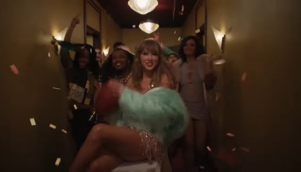 this was such a fun touch I loved this music video SO much, all the thought that went into it and the dancing and the art and I’m just 🥰 I love Taydirector <a href="/taylornation13/">Taylor Nation</a> <a href="/taylorswift13/">Taylor Swift</a> #TheFateOfOpheliaMusicVideo #TSthelifeofashowgirl
