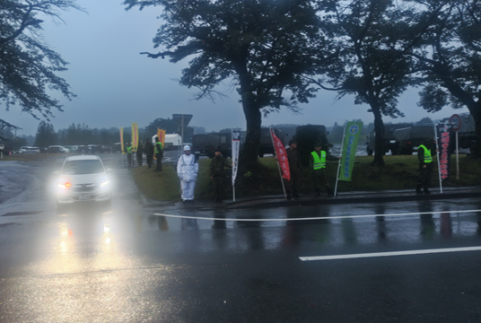 #岩手駐屯地 #自衛隊 #曹友会 #秋の交通安全運動
　岩手駐屯地は ９月２６日（金）、秋の交通安全運動期間に併せて曹友会（陸曹を中心とした会）と第１２３地区警務隊との合同で退庁する隊員に対して、ながらスマホや飲酒運転等の根絶、夕暮れ時の早めのライト点灯等の声掛け運動を行いました。