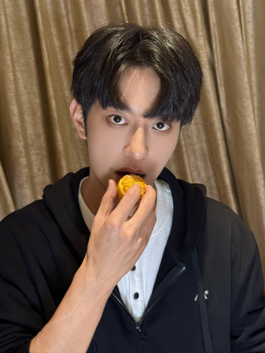 JiangLi_TH's tweet image. 《李沛恩Pein_》Weibo update
(1/2)

(CN&amp;gt;TH)
ใครยังไม่ได้กินขนมไหว้พระจันทร์? ขอดูหน่อยสิ 👀

#李沛恩 #LiPeiEn 
#หลี่เพ่ยเอิน #SeekyLi