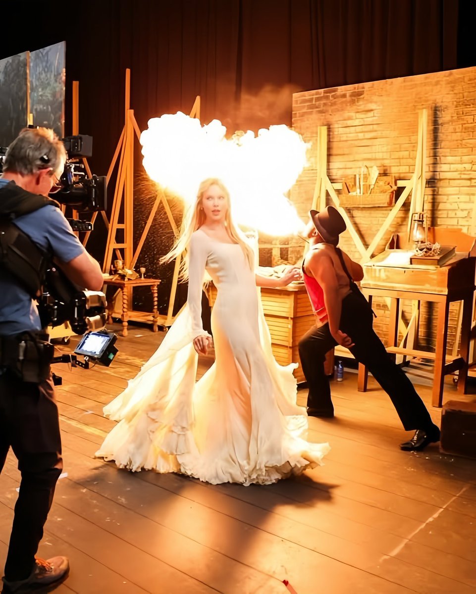 📸| Behind the scenes of The Fate of Ophelia MV.