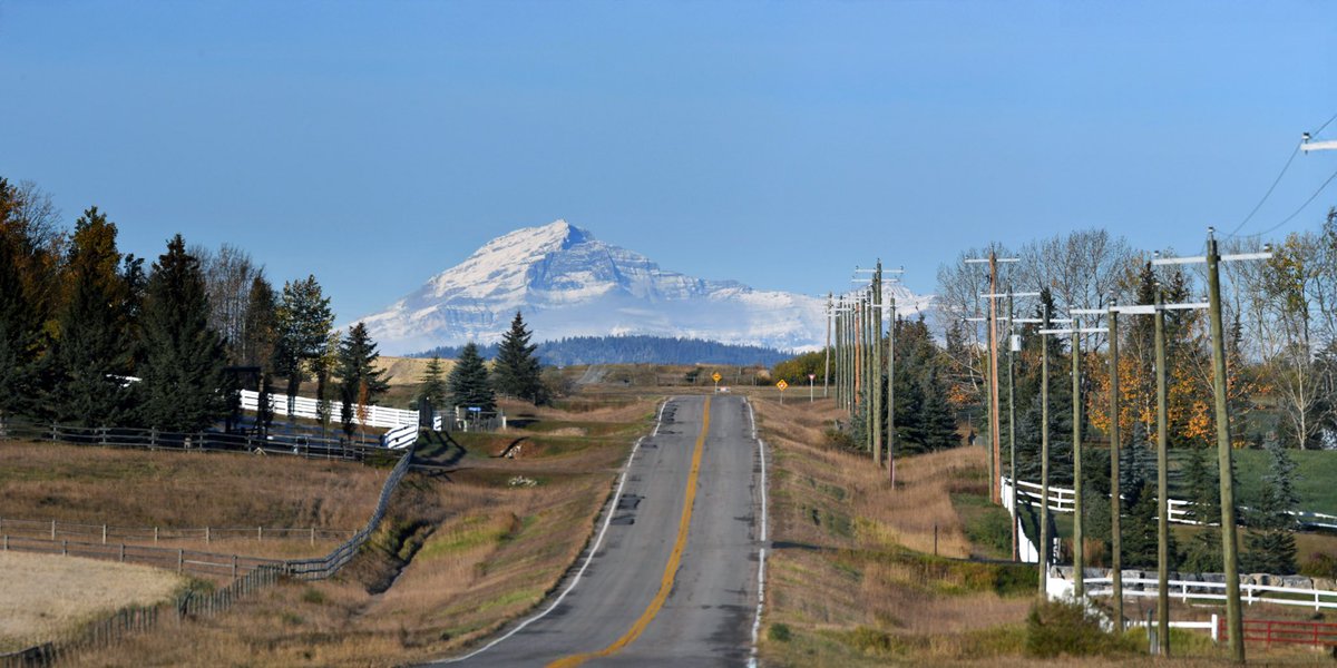 CalgaryObserver's tweet image. Golden aspens whisper under a crystal-blue sky, while the Rockies stand silent in their first snow.

#Autumn in the Alberta foothills; where every breath feels like a prayer of gratitude.