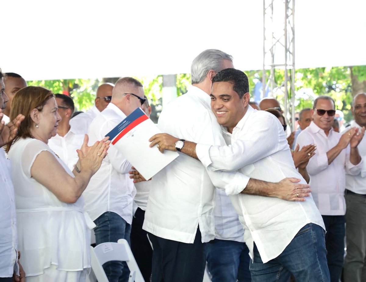 PresidenciaRD's tweet photo. Desde📍#LaVega, el Pdte. @LuisAbinader anunció una inversión histórica de RD 2,000 millones provenientes de fondos recuperados de casos de corrupción, para construir 25 polideportivos en todo el país.

Mayor transparencia y oportunidades para nuestra gente. https://t.co/v52FL18HUd