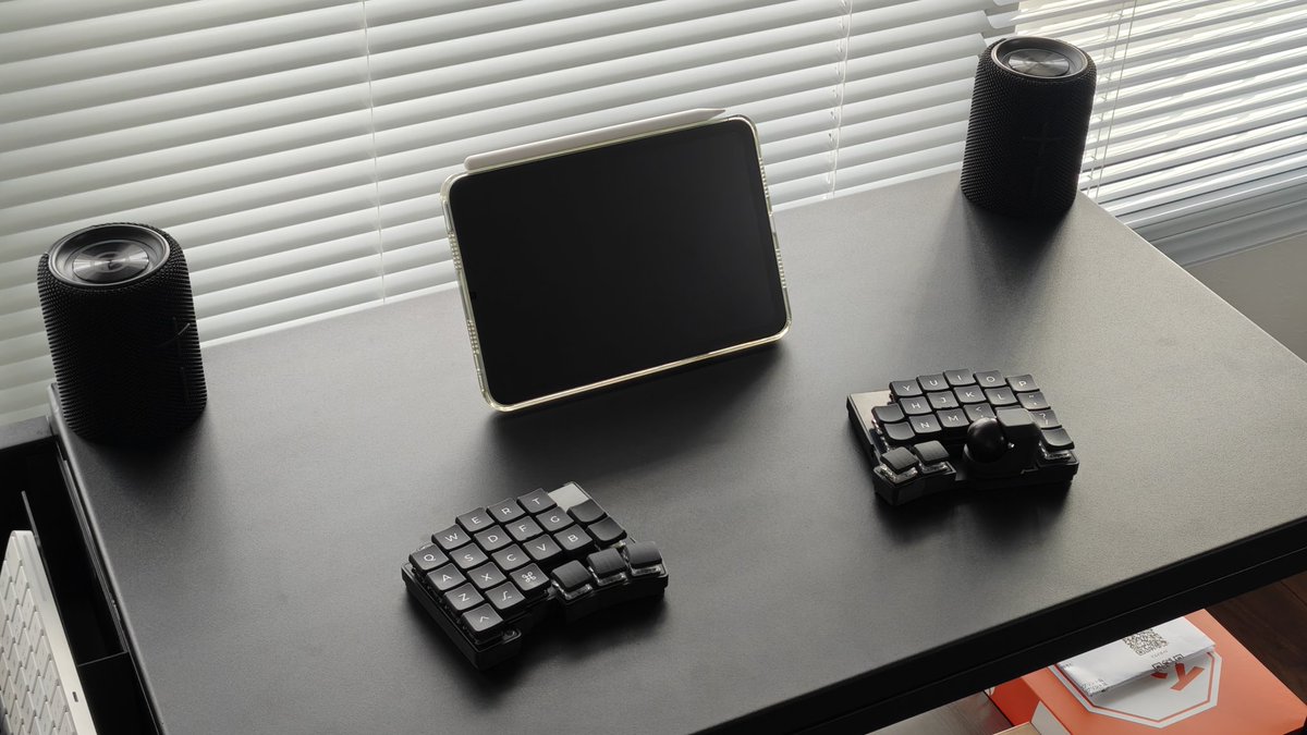 シンプルデスク
IKEAのトロッテンがミニデスクになるの強すぎる