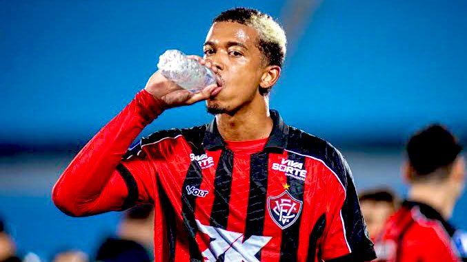 EspiaodoLeao's tweet image. O árbitro relatou na súmula que Carlinhos chamou ele de vagabundo.

“Após o término da partida o atleta (Carlinhos), se dirigiu a equipe de arbitragem com dedo em riste próximo ao meu rosto de forma agressiva proferindo as seguintes palavras ‘você é um vagabundo, nunca mais vai…