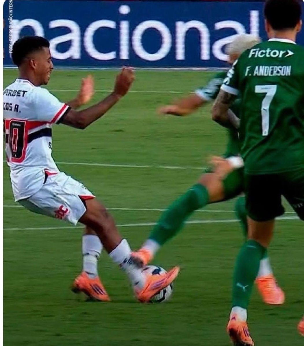 MarcusACP1's tweet photo. @br_dadepressao E tem o pênalti.
Sem o Var já seria duvidoso.
Agora com o VAR é caso pra PF. https://t.co/Md3Q3FIi8y