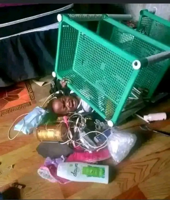 Depuis le matin je te dis de ne plus monter sur ça, je t'ai enlevé de là combien de fois ? tu y es toujours allé, comme je suis déjà petit pour te conseiller, voilà ça
Dorénavant c'est la vie qui va t'enseigner 
C'est ta mère qui va venir te porter là-bas
J'espère que la tête là