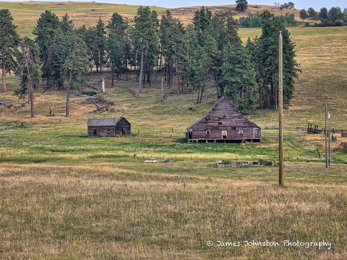 Element321's tweet photo. Abandoned farmhouse and out buildings along HWY 3 in BC. 

#ipulledoverforthis #backroad_visions #ExploreBC #travel #canada #GalaxyS25Ultra #SamsungPhotography  #Samsung #WithGalaxy #travel #backroad_visions #abandoned_junkies #grime_lords 
#rural #abandoned  #abandonedplaces https://t.co/kqMnWnStMO