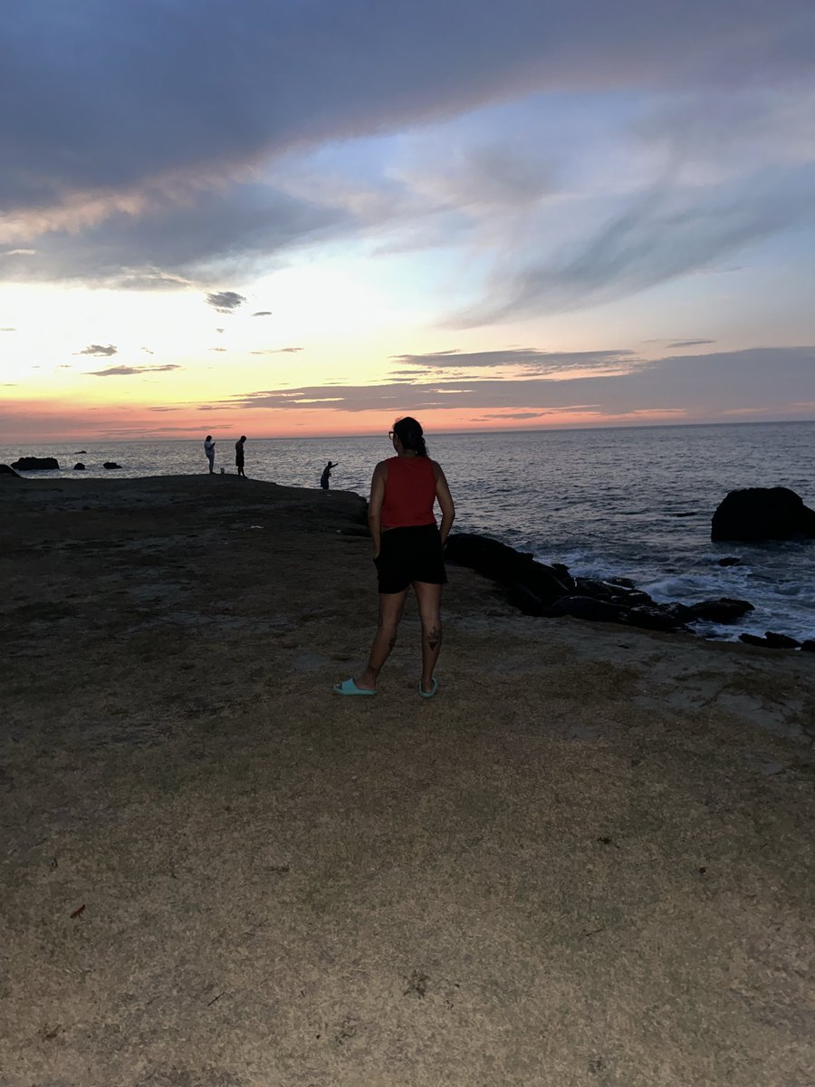 Skatenny's tweet photo. Hoy recordé q tengo libre albedrío entonces agarré mi traje de baño, mi camioneta, mis papás y mis perros y me fui pa La guaira! https://t.co/XquCbiDABQ
