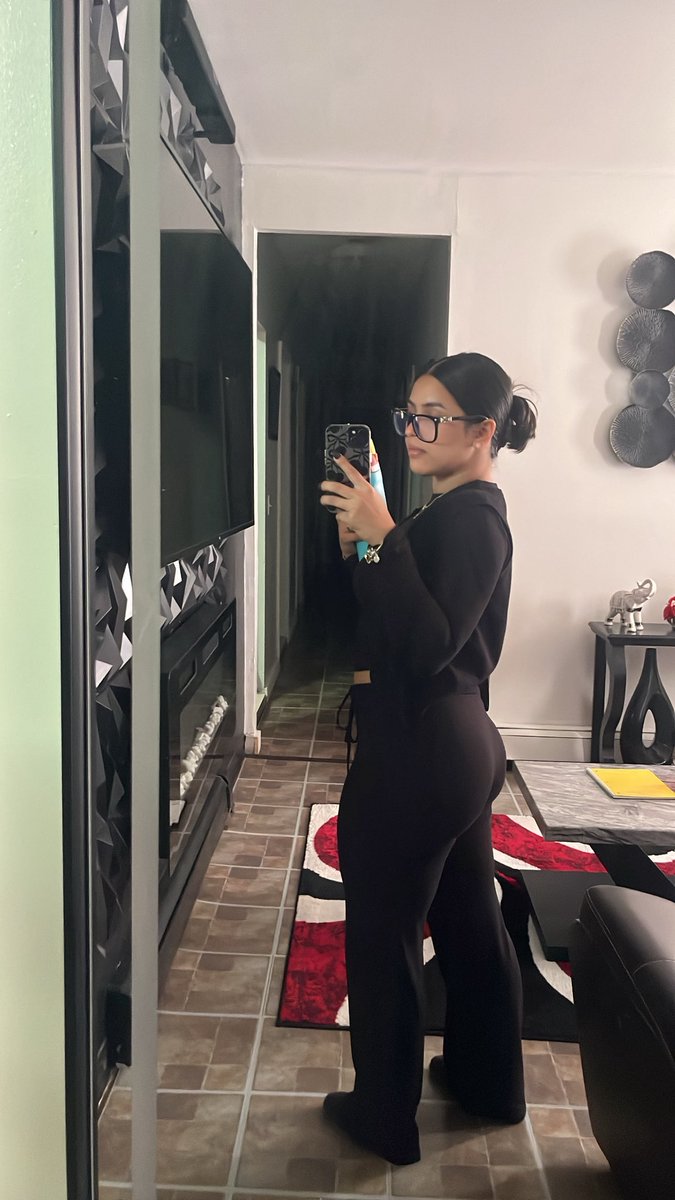 xolenaaaa's tweet image. Me n this mirror go together real bad 🖤