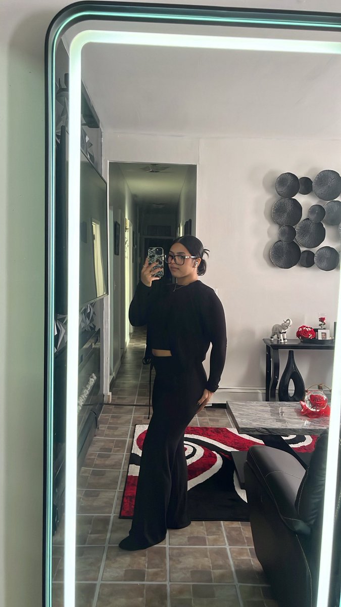 xolenaaaa's tweet image. Me n this mirror go together real bad 🖤