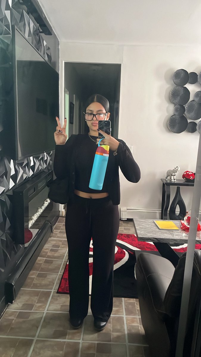 xolenaaaa's tweet image. Me n this mirror go together real bad 🖤