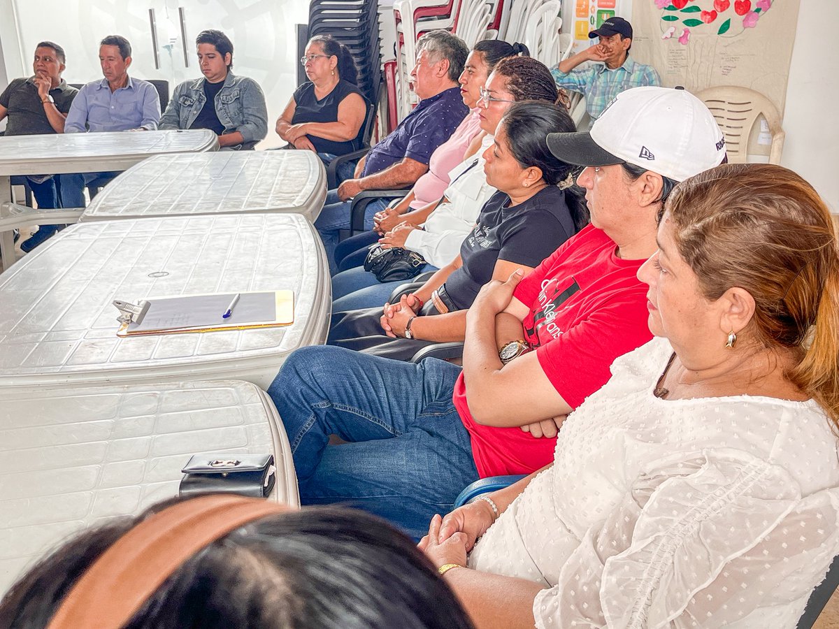 GuayasRC5's tweet image. 🌱 En #Bucay impulsamos el Frente Emprende Guayas, un espacio para fortalecer el talento local y convertir ideas en proyectos reales.

💪 La #Direccion provincial del guayas  sigue apostando por un #GuayasProductivo y solidario.

🤝 ¡Más unidos que nunca!
