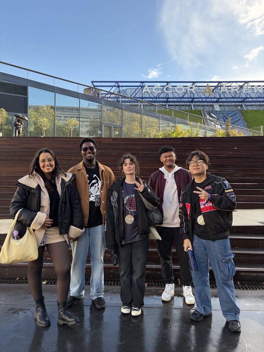 Merci du fond du coeur <a href="/VALORANTfr/">VALORANT France</a> pour l’invitation, c’était une expérience inoubliable #VALORANTChampions 
Merci à toute la communauté qui est venue me dire bonjour pour parler/prendre des photos, vous êtes ultras respectueux et tro mims, je vous adore
🫶🫶🫶🫶🫶🫶🫶🫶🫶🫶🫶🫶