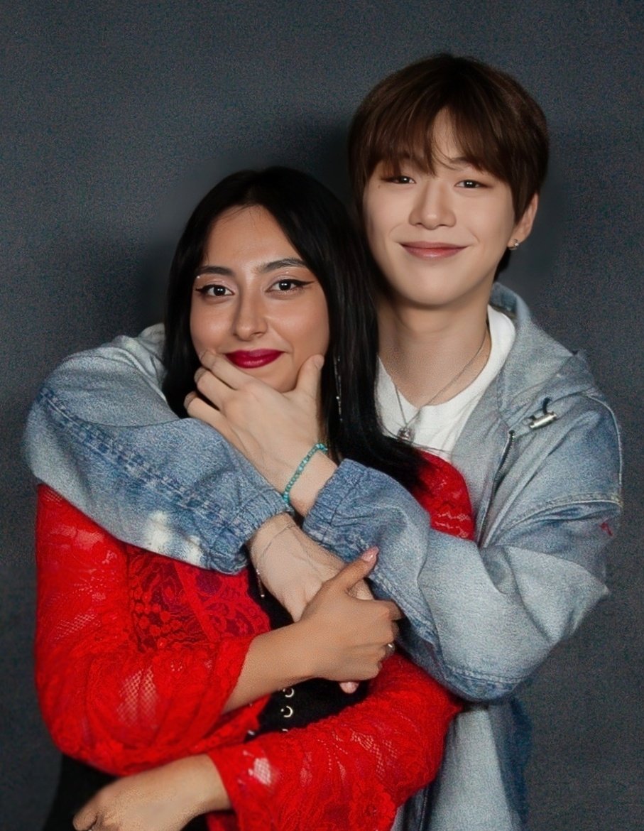 becca_k_here's tweet image. I was a little embarrassed, but seeing u all share your photo encouraged me to do it too, in the end, I want to boast that I have a photo with the most talented and precious person for me🥺 @kd_officialx
#ACT_NEW_EPISODE_MEXICO
#KANGDANIEL_IN_MEXICO
#MEXICOLOVESDANIEL
#KangDaniel