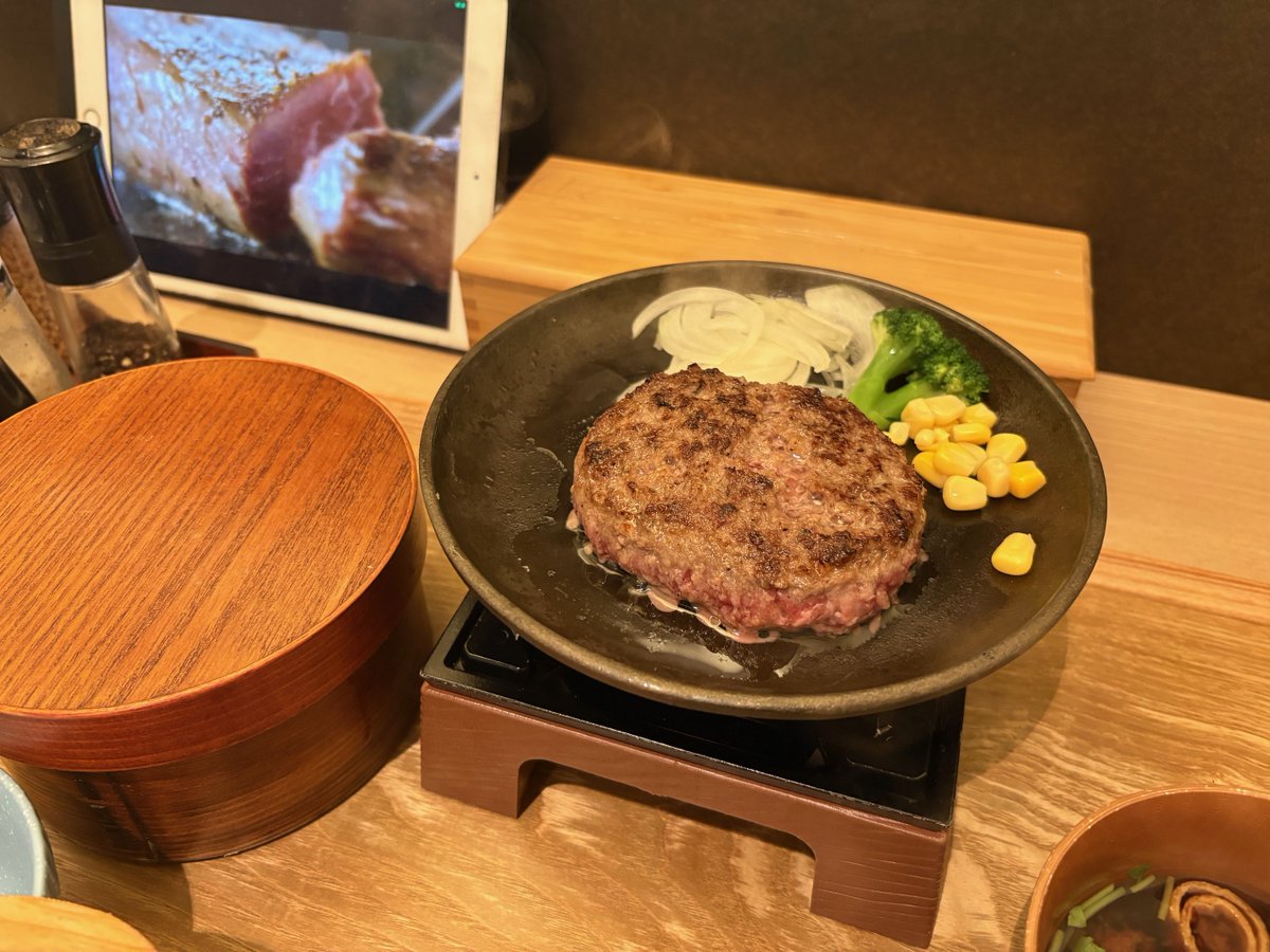 designplus_web's tweet image. おはようございます！

現在の #松本市 は☁️21℃

写真は「とろけるハンバーグ」の専門店、福よしさんのハンバーグ✨
牛肉100％でとても柔らかくてジューシーでした☺️
全国に店舗があるみたいですので機会があればぜひ😊

本日も1日よろしくお願いいたします！

#企業公式が毎朝地元の天気を言い合う