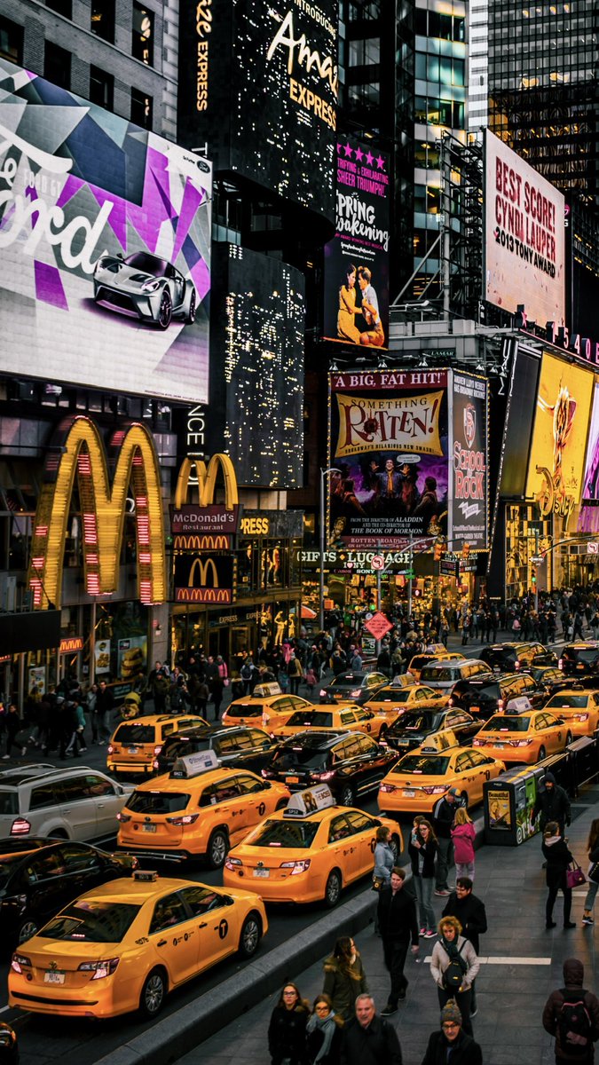 yushi95_'s tweet photo. Times Square Rush Hour in 2016 https://t.co/PQpDlXnJKB