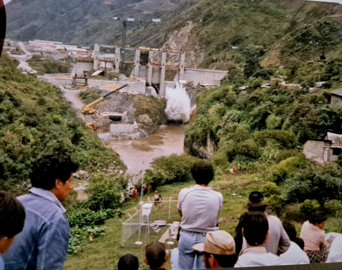 groninty's tweet photo. 🇪🇨🤝🇸🇪 Hace décadas, el Ecuador contaba con inversión nórdica.

La represa hidroeléctrica de Agoyán fue construida por ingenieros de varios países —entre ellos suecos y noruegos— que aportaron su conocimiento para impulsar el desarrollo energético del país.

Entre ellos vino mi padre, quien se encargó de los estudios climatológicos del proyecto. 🌧️⚡

Hoy, me honra regresar a la tierra de mi padre, esta vez para representar al Ecuador ante el Reino de Suecia, con la esperanza de reconstruir esos lazos históricos y atraer nuevos capitales e innovación hacia el Ecuador que tanto lo necesita. 🇪🇨🇸🇪