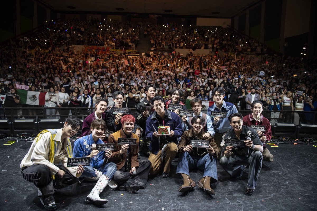 Blackcatupdate's tweet photo. ฮอตข้ามทวีป !! 13 หนุ่ม PIT BABE บินข้ามโลกเซอร์วิสอินเตอร์แฟน MEXICO จุดกระแสความรักทั่วละตินอเมริกา ใน PIT BABE 2 LEVEL UP FAN MEETING IN MEXICO CITY
#PitBabeLevelUpFMinMaxico
#PitbabeTheSeries2 #PitBabeLevelUpFanMeetingTour #CHANGE2561
#ppoohkt #pavelphoom
#PonThanapon #SpySailub
#BENZALERT #Garfinpkk
#PingOrbnithi #supanut
#michaelkvs #top10987654321
#popptr #LeeAsre #milk2may
อ่านต่อที่ https://t.co/3J6RiW5HAF