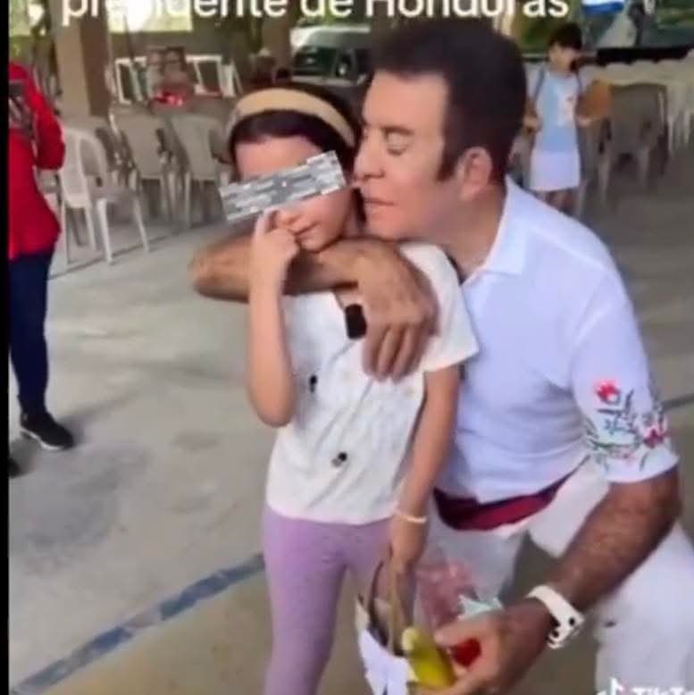HondurasTend's tweet photo. Viral Ahora: 

@CesiaMejiaHN 
“➪La madre de la niña que ha sido expuesta por el vicecanciller Gerardo Torres, quien denuncia una conducta inapropiada de Salvador Nasralla a quien lo compara con el Jeffrey Eipstein hondureño, ha declarado que su hija de siete años ha sido víctima de una manipulación para tergiversar lo ocurrido y afectar la imagen del candidato presidencial Nasralla. “Pido públicamente al vicecanciller que se retracte de las declaraciones emitidas. Exijo respeto para mi hija, porque ella es inocente y no debe ser objeto de confrontación”, suplica la señora.”