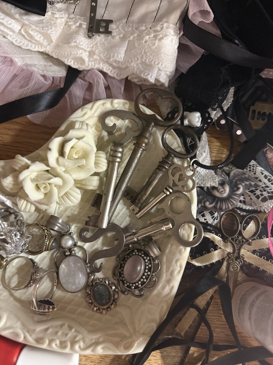 addicted to buying keys every time i go into an antique store bcs i love alice in wonderland 🗝️