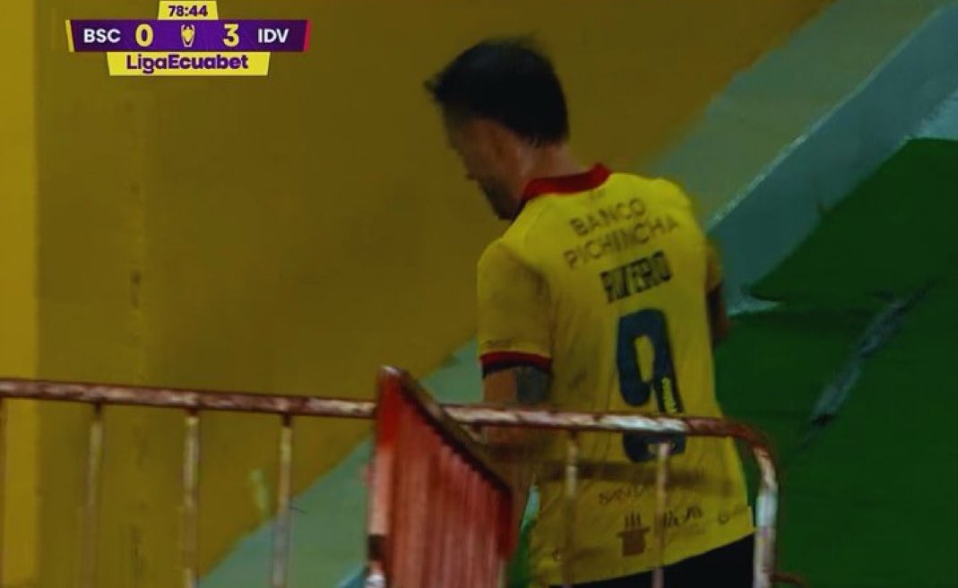 DonFutboI's tweet photo. Octavio Rivero tiene tanta Aura que metió un patazo, lo expulsan, se va caminando y todo el estadio lo aplaude. 

+1000 de AURA https://t.co/unox6wzzoN