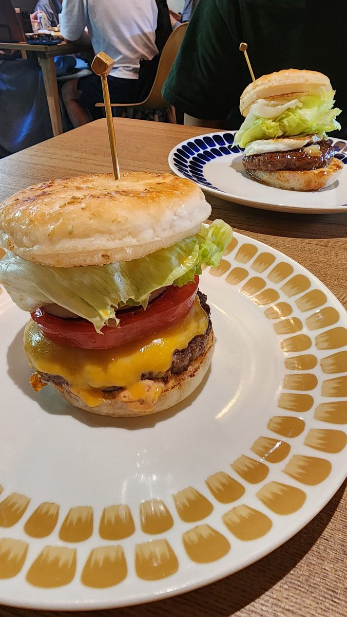 midoribassist's tweet photo. 先日、2年振りくらいにハンバーガー食べられた😍
米粉のバンズ!お肉もソースも本当にめちゃめちゃ美味しかったしボリューム感が😍
そしてカボチャのスープ!絶品でした!
ポテトもすごい美味しくて、高級ハンバーガーだけどその価値があった✨
#BOXBURGER
#小麦アレルギー
#ハンバーガー
#箱根 https://t.co/nRFflvGK2n
