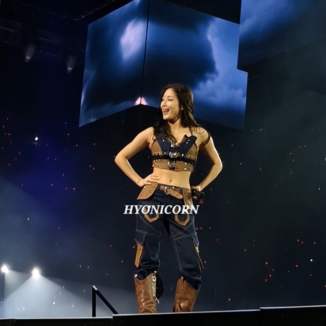 she's all smiley then there goes the tongue again 😣😣

#THISISFOR_PHILIPPINES_ONCE
#TWICE_THISISFOR_WORLD_TOUR
#JIHYO