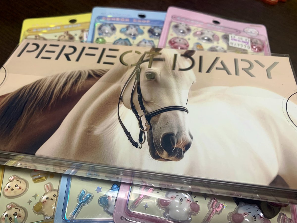 昨日の購入品･ᴗ･ )੭''

ちいかわシール、やっと出会えた❤️

あとはおウマさんのアイシャドウ✨

むちゃくちゃ一目惚れ！
即買い！

使うの楽しみ(*´ ꒳ `*)