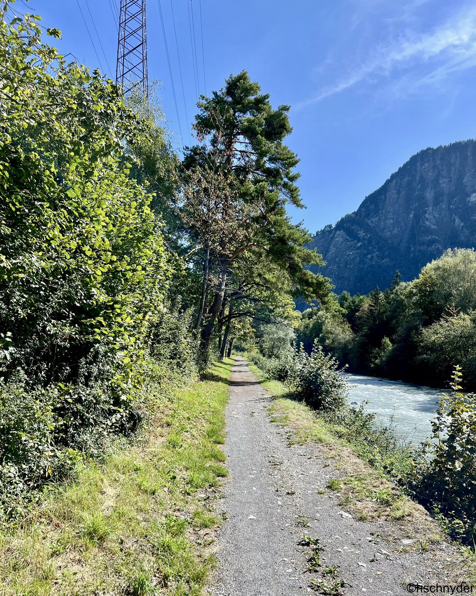HrSchnyder's tweet image. Der Landquart entlang wandern wir wieder zurück zu unserem
Parkplatz
#malans #landquart #graubünden #wandern #hiking
