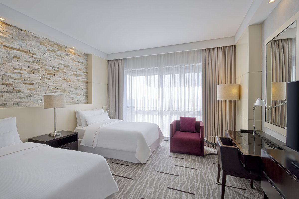 WestinBahrain's tweet photo. اكتشف ملاذك المثالي في المنامة، البحرين — غرف تنفيذية وراقية، بالإضافة إلى أجنحة فاخرة، توفر لك راحة وأناقة لا مثيل لهما. استمتع بمرافق مثل حمامات Heavenly® التي تنعش حواسك وترتقي بتجربة استرخائك. https://t.co/RglziLn66F