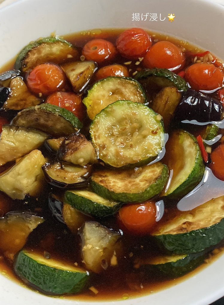 ねむねむのぽてぽて🐶と
パッチリおめまのブロッコリー🥦︎
今日は野菜を沢山たべました🌟🌟