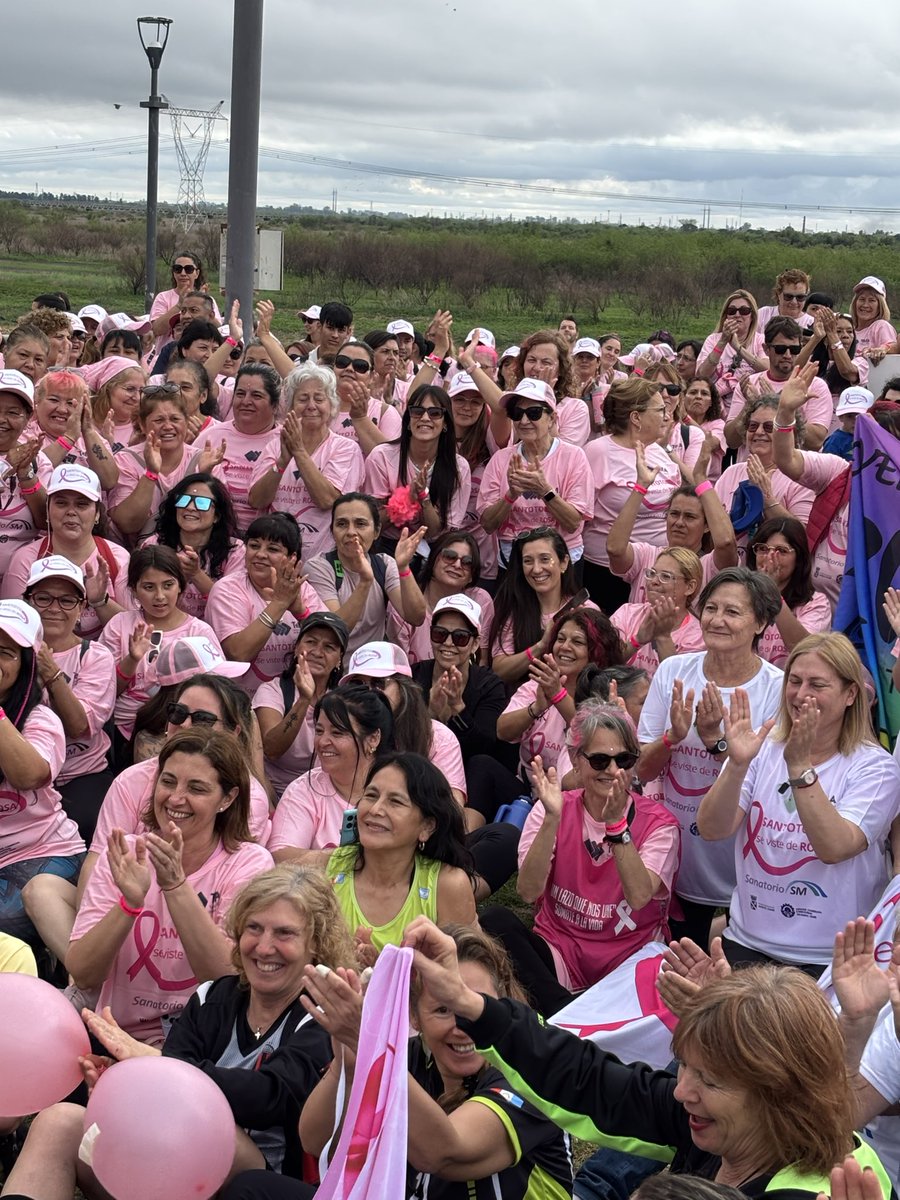 🎀 Octubre nos une en una misma causa: la concientización sobre la prevención del cáncer de mama.
Hoy, en Santo Tomé, participamos de La Caminata Rosa junto a @giselascaglia acompañamos a cientos de mujeres y familias que, con su ejemplo, nos recuerdan la importancia de cuidarnos