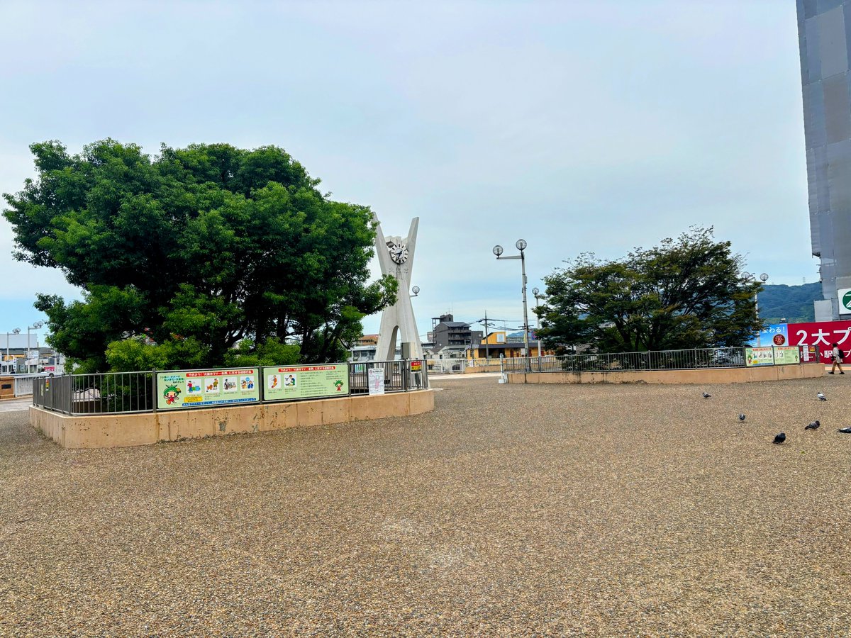 住道駅前デッキ整備で吹き抜け閉合と樹木伐採が決定。でも「木に愛着がある」と答えた市民は39％。「愛着」という思いを軽くとらえてはいけない。少数でもその思いは強い。ちゃんと届いてほしい。緑を守る選択肢、もっと真剣に考えてほしい🌳また、アンケートの取り方にも疑問を持つ声があがっている。