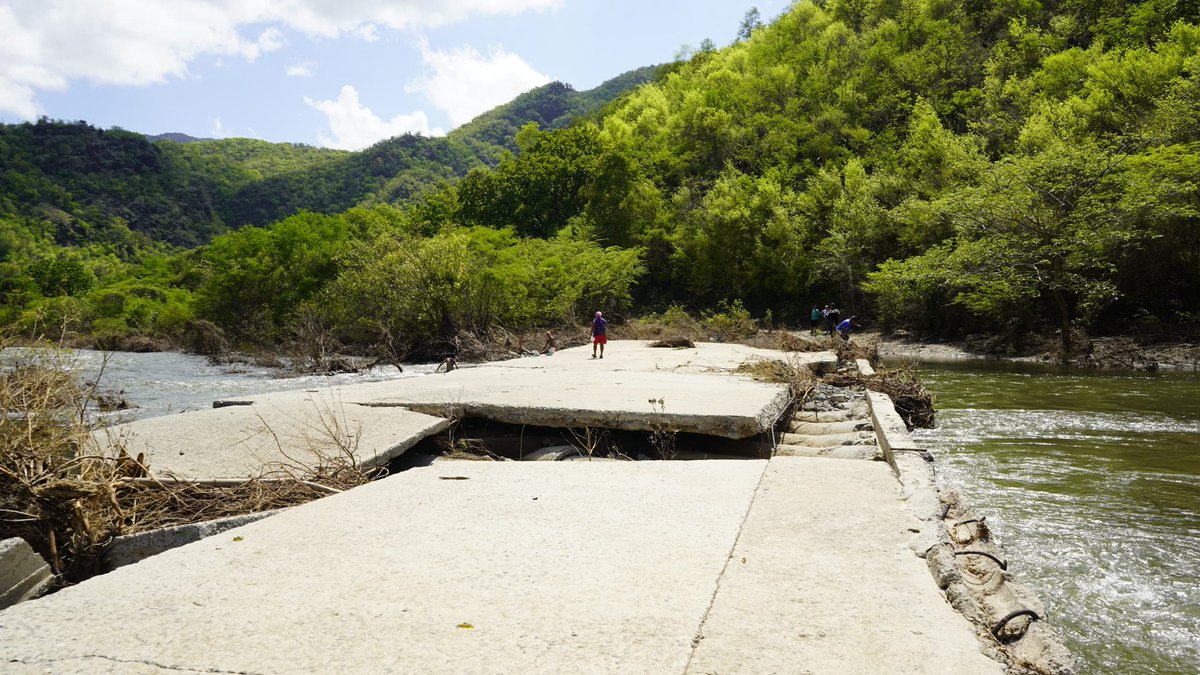 ManuelFalconH's tweet image. Hoy junto a @BeatrizJUrrutia y la Contructora Militar Santiago, evaluamos los daños y la posible solución  de los viales desde Santiago hasta la comunidad 13 de Agosto por la crecida de ríos y el colapso de las vías de acceso tras  intensas lluvias en #SantiagoDeCuba.