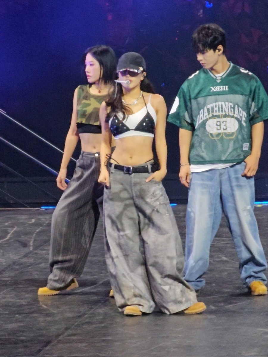 siguro hindi talaga kami nilapit ni lord sayo ng ganito suot mo kasi dadanak ng dugo sa sahig