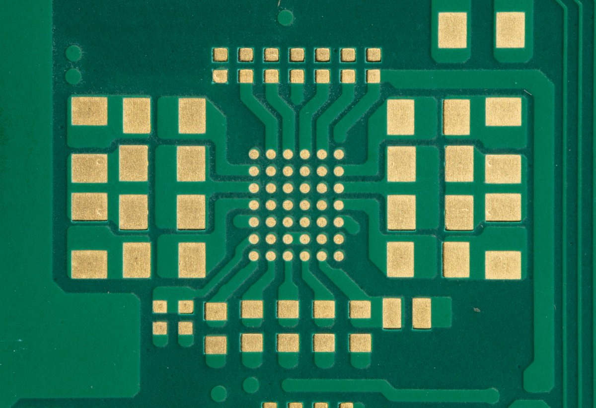 QVHenkel's tweet image. A good example of when to use soldermask defined pads... Especially when using VIPPO and the VIA is larger than the original pad, soldermask defined footprints have a higher manufacturing yield. The two images show the same footprint; one is soldermask-defined, while the other is…