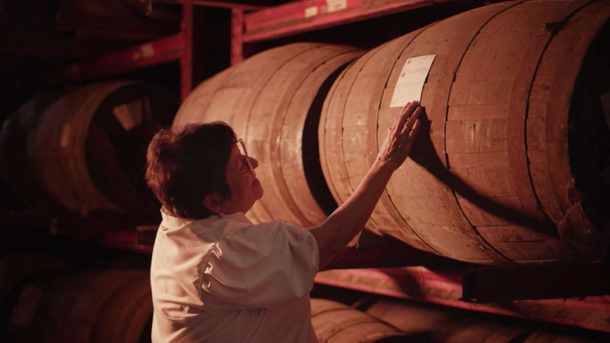 Meet Carmen López de Bastidas — the first female Master Blender in Venezuela 🇻🇪 and a pioneer in the rum world 🥃.
With 35 years of mastery, passion, and vision, she’s the force behind our legacy of Exceptionally Crafted, award-winning rums. ✨