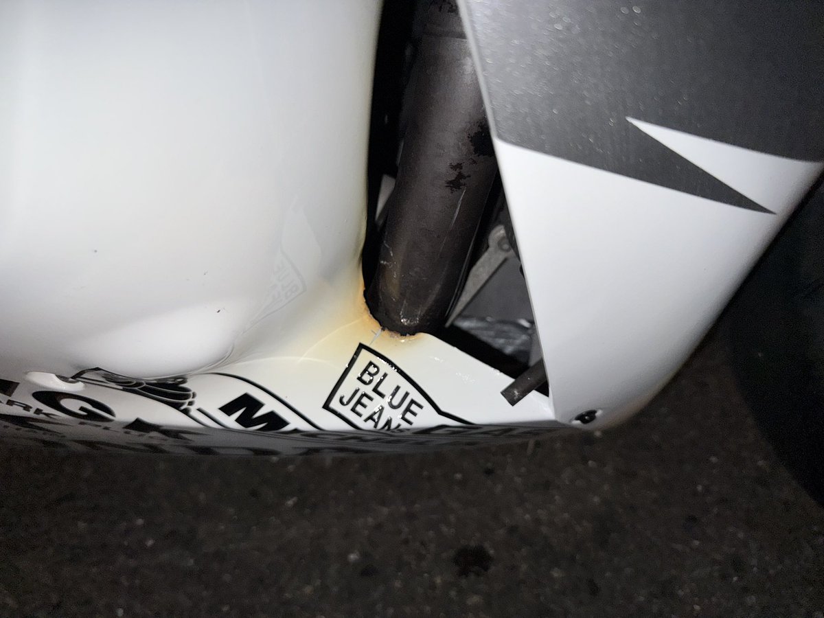 Kirin_amae's tweet photo. 電装関係もしくはバッテリー付近がイカれた為バイクしばらくお休みです🥲
せっかく乗りやすい季節になったのに……

あ、中華カウルにしたら焦げました。
それに右のレプソルのS剥がれてどっか行きました
これからは焦げダボで行きます https://t.co/nDO0cXsORM