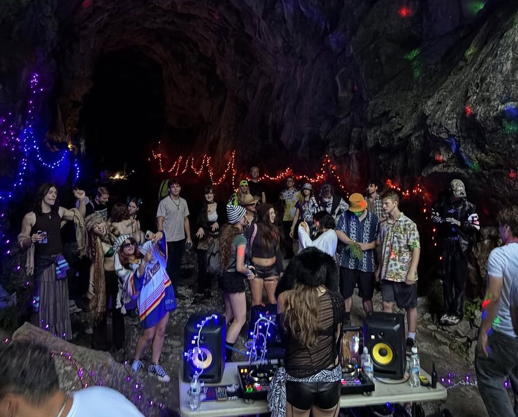 Cult_Fest's tweet photo. #SWIPE: Seattle Based Collective threw a Rave in a Cave and and it lowkey looked lit 🔥👀 https://t.co/05GFbmA9wy