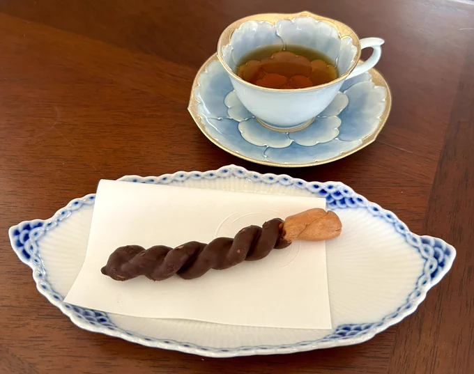 おやつ。

長崎銘菓『よりより』(麻花兒(マファール))。
ビターショコラ味。

美味しいけど相変わらず歯ぁ折れるぐらい硬ッツ。  柴田亜美

#長崎 