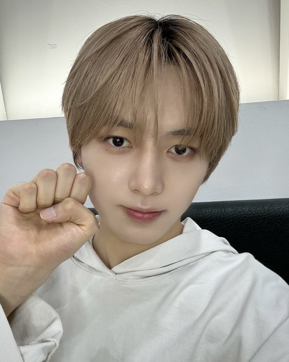nouera_official's tweet photo. 💭_

[#린] 여러분 모두 연휴에 행복한 시간 보내시길 바라요~ 저도 오랜만에 고향에 돌아가 부모님을 뵈었어요! 
다들 문케이크(월병)는 어떤 소를 좋아하나요? 저는 초콜릿 소예요🤤

#NouerA #누에라
#LIN https://t.co/owHfO4BYoe