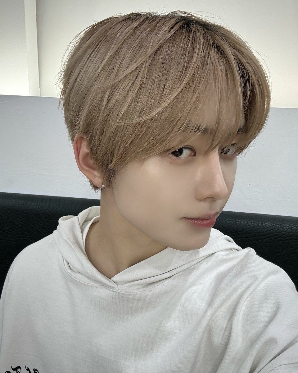 nouera_official's tweet photo. 💭_

[#린] 여러분 모두 연휴에 행복한 시간 보내시길 바라요~ 저도 오랜만에 고향에 돌아가 부모님을 뵈었어요! 
다들 문케이크(월병)는 어떤 소를 좋아하나요? 저는 초콜릿 소예요🤤

#NouerA #누에라
#LIN https://t.co/owHfO4BYoe