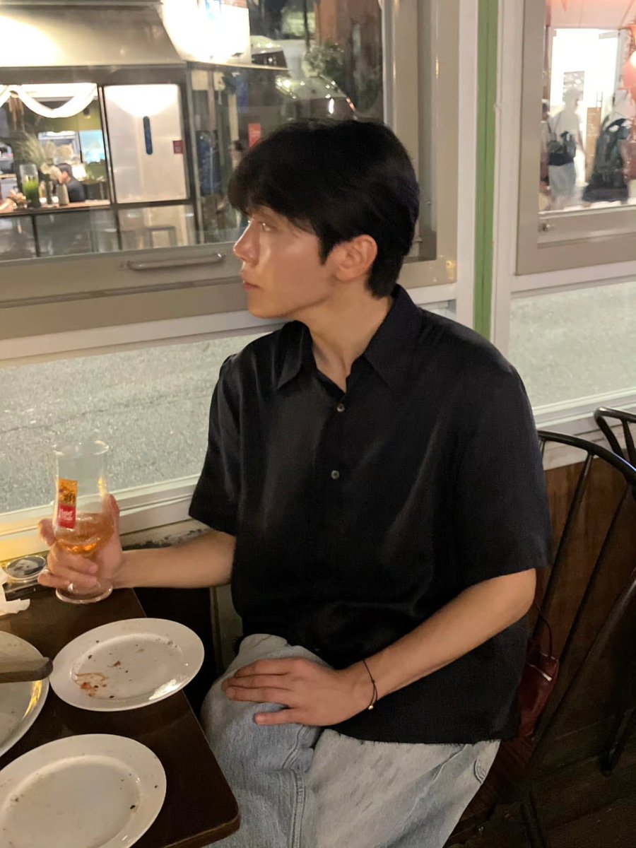 이남자들 카라티만 입으면 유부미가 한껏 올라가는데 어떻게 된거야