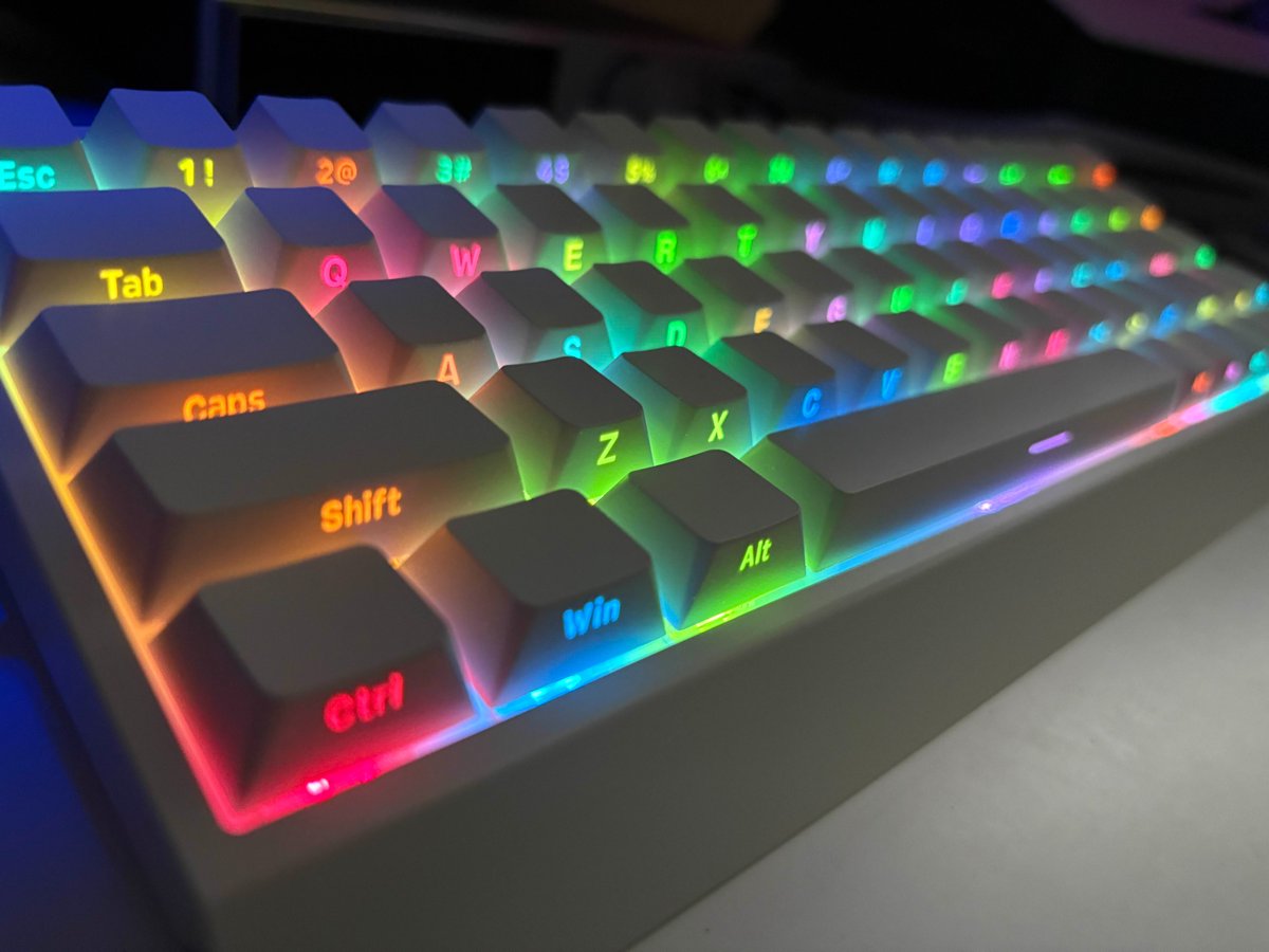 Utashiro_uR's tweet image. 今回、ご縁がありまして
P1N（@1st_NetworkGG）様よりキーボードの提供をして頂きました！
標準状態で約１３０時間以上使用したので個人的なレビューを書かせて頂きます。

今回提供して頂いたのは日本未発売の
IROK CAROTMAS  Mercury68 LITE
見た目の良さもさることながら、性能面も妥協無し。…