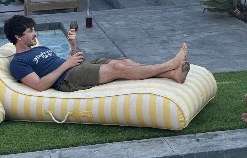 rageofthesystem's tweet photo. Need his feet tbh https://t.co/wU4cnBaiGs